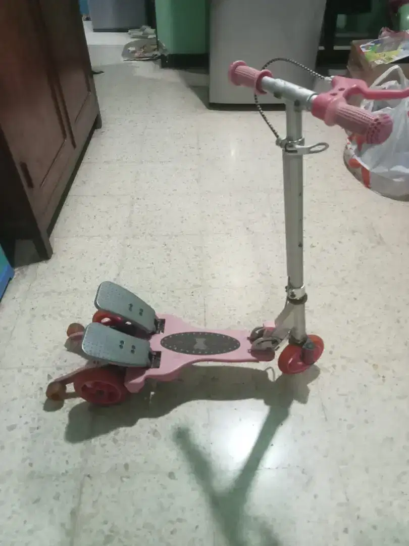 skuter ( otoped ) warna pink