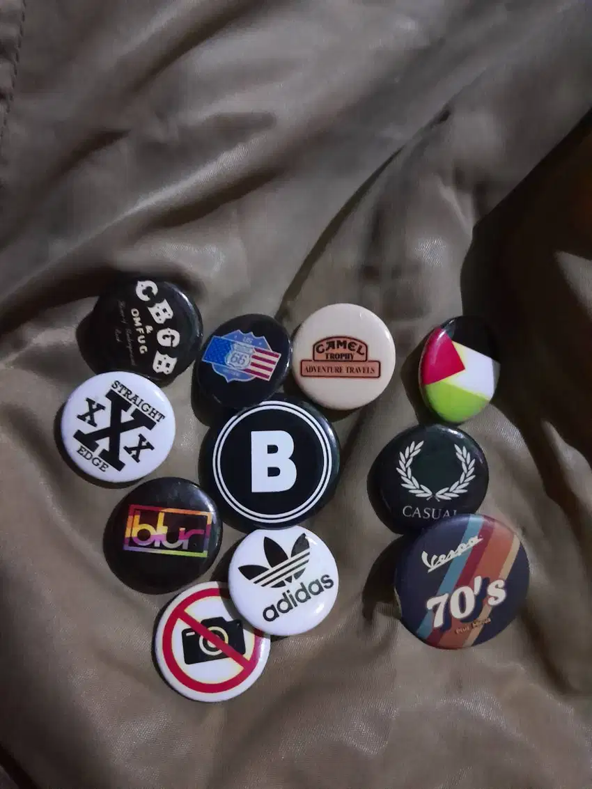 Aneka pin button dan lain