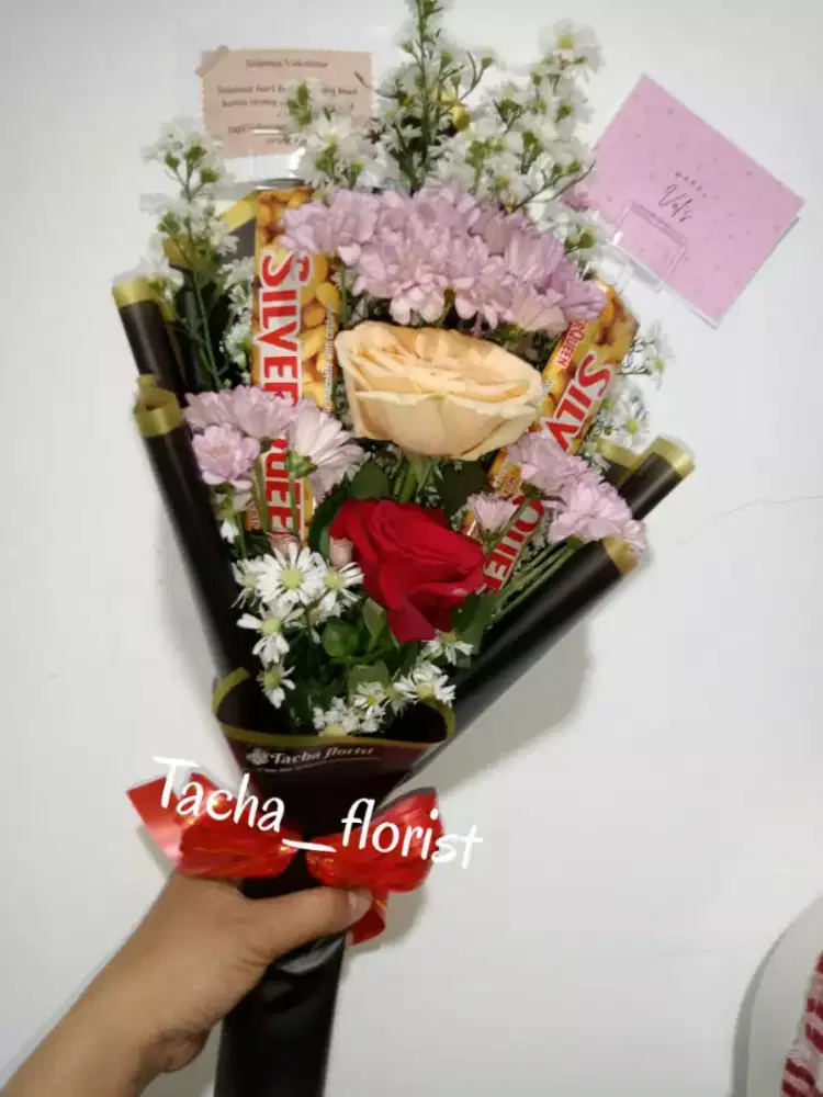 Buket bunga mawar dan coklat