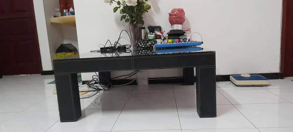 Meja kulit ex cellini atasnya ada kaca