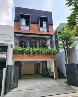 Rumah Ada Kolam Renang dan Rooftop Garden Pondok Indah Jakarta Selatan