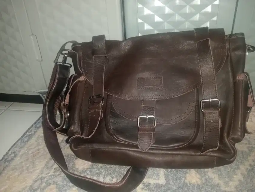 Tas selempang POSTMAN, Kulit