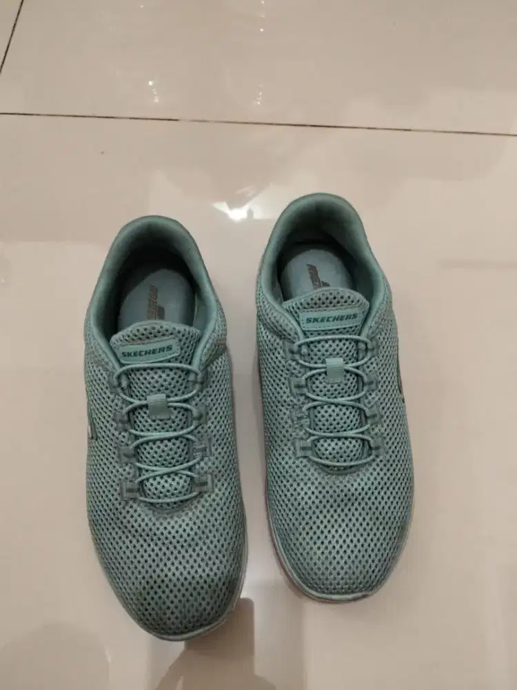 Sepatu Skechers ukuran 36 kecil