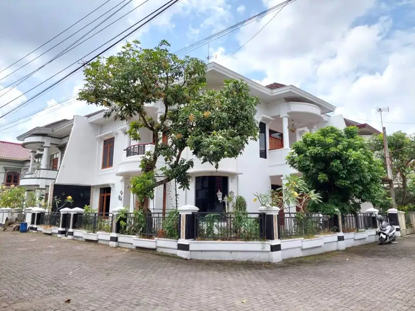 Rumah Hook Mewah di Nandan Griya Idaman Monjali
