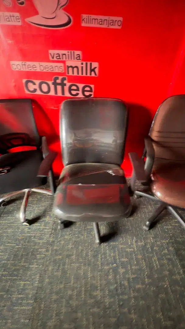 Dijual kursi kantor masih bagus dan langsung pakai