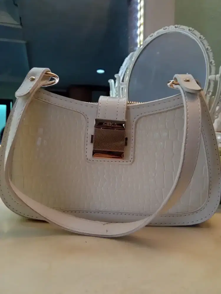 Tas putih wanita