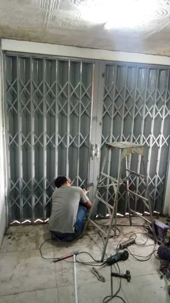 Terima service ahli folding gate, rolling door, pintu garasi bandung