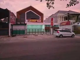 Rumah dan ruang usaha strategis dekat mall luwes palur solo