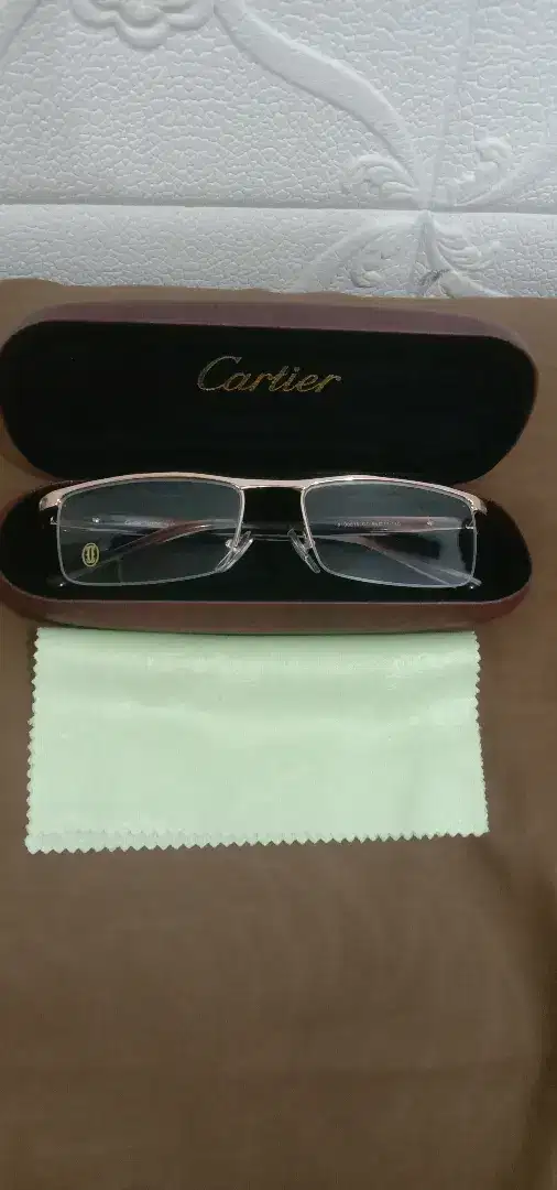 Kacamata Cartier.