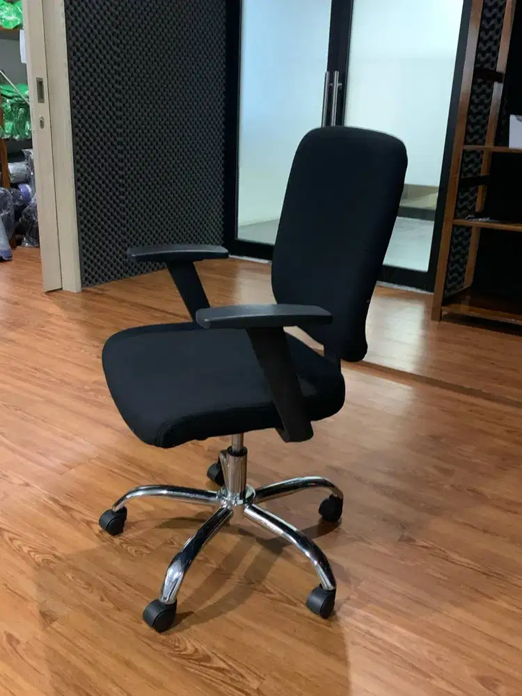 Kursi Kantor Informa Zach – Hitam