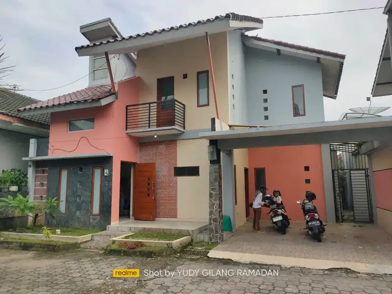 Disewakan rumah 2 lantai dalam cluster di utara ugm