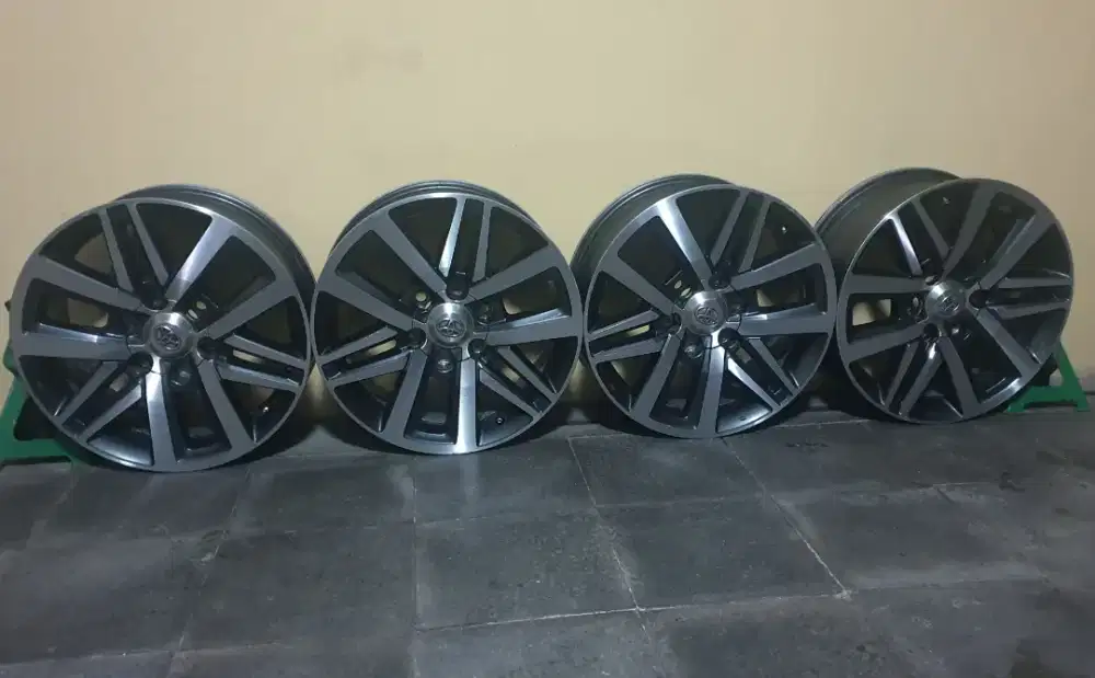 Dijual 4 buah Velg Toyota Fortuner VRZ R18