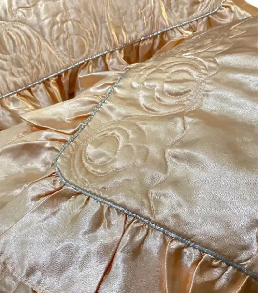 SPREI KASUR SATIN 1 SETT PLUS BANTAL GULING PRELOVED