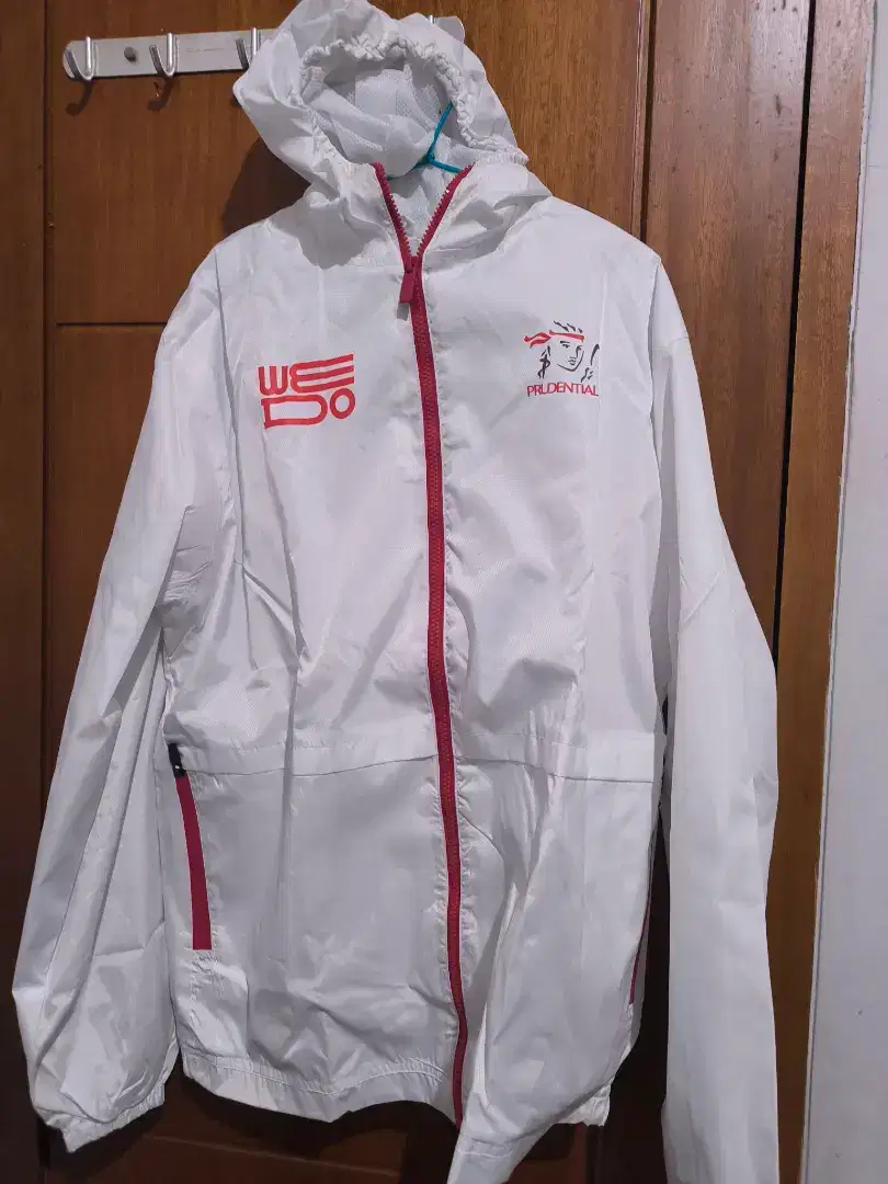Jaket bahan parasut adem ada brand Prudential