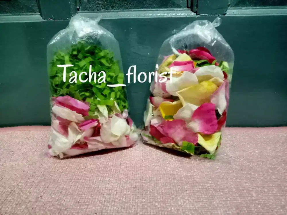 Bunga tabur segar campur daun pandan