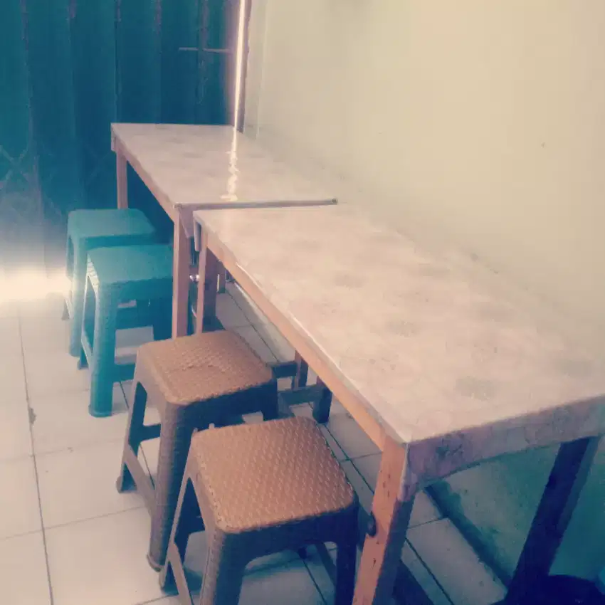 Jual 2 Meja Kayu + 4 Kursi Plastik