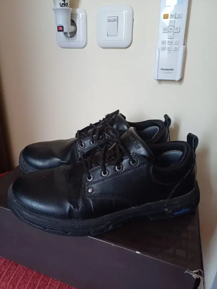 Sepatu Full Black Skechers Good Year series nett