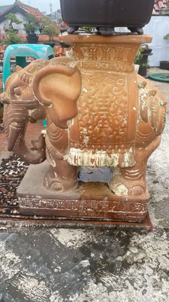 Patung gajah keramik antik