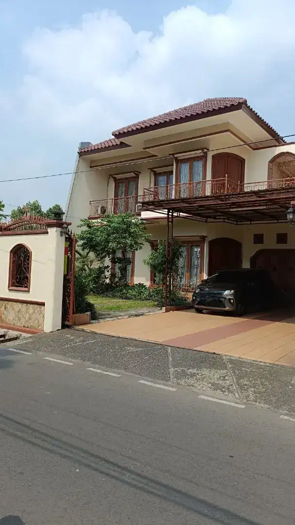 Dijual Rumah megah siap huni di Jalan Dukuh Taman Mini