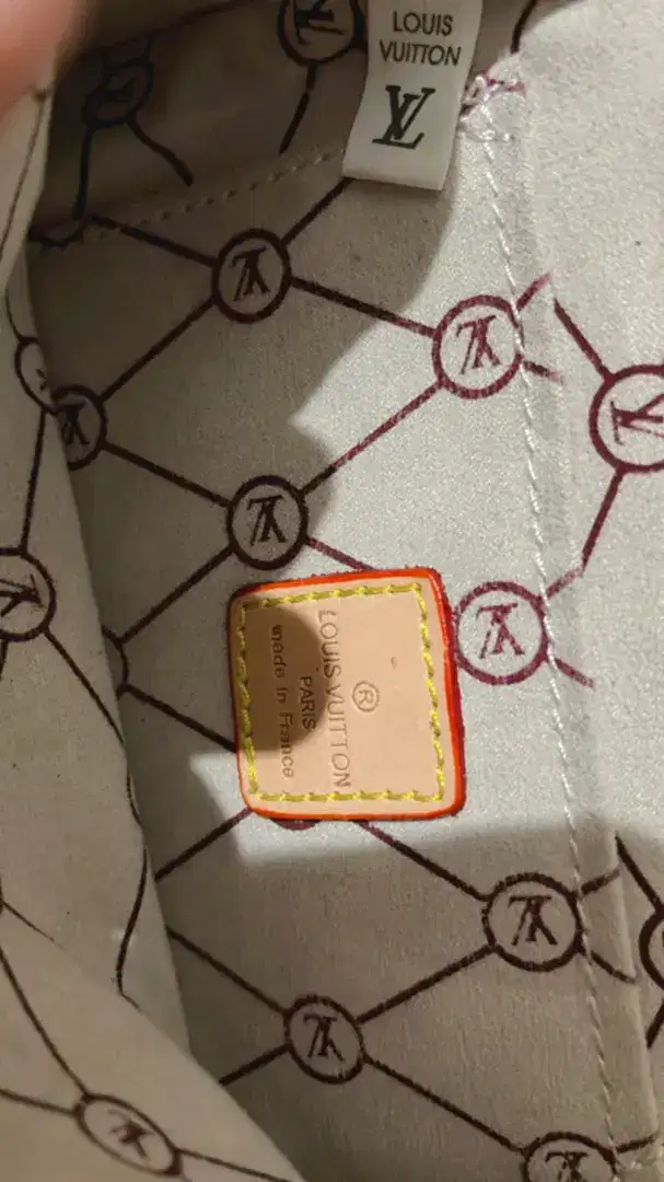 Tas second Louis vuitton LV tapi masih bagus ,no minus