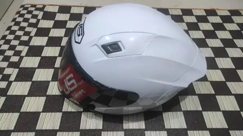 Helm JS warna putih