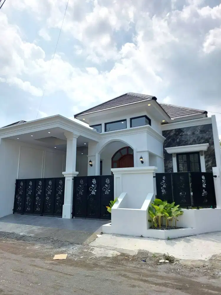 Rumah Baru Desain Klasik dekat Jalan Besi Jangkang