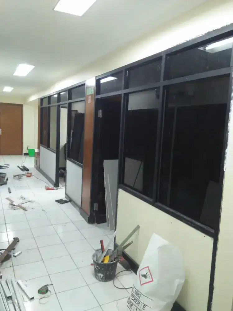 Partisi gypsum dan partisi kaca