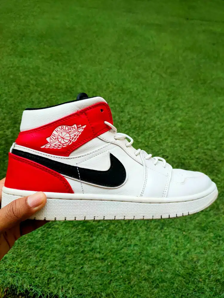 Air Jordan 1 Mid White Chicago
