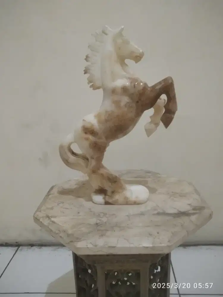 Patung kuda marmer ori
