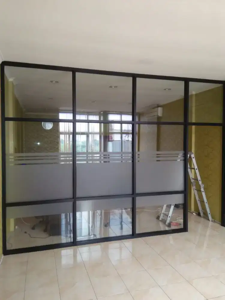 Kusen aluminium dan partisi kaca