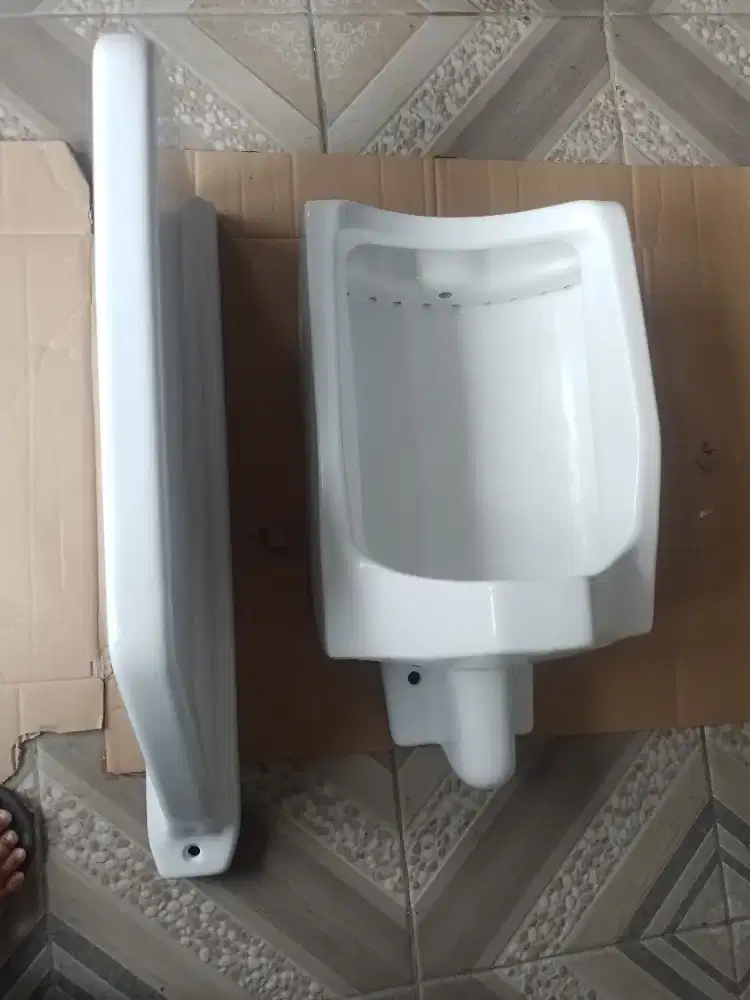 Urinoir  berdiri dan partisi nya  merk Toto