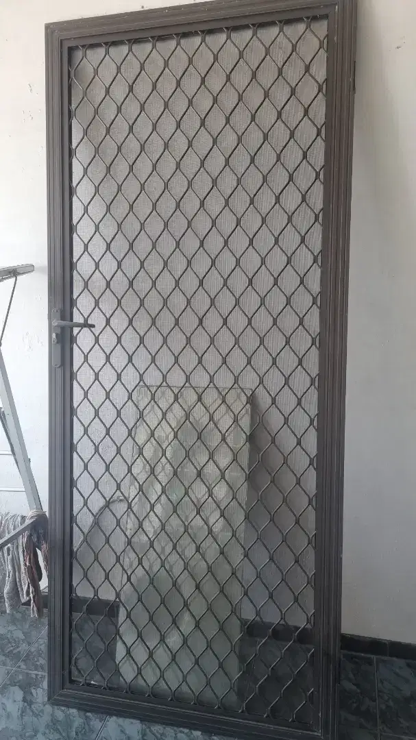 Pintu aluminium Onna lengkap dengan kawat nyamuk