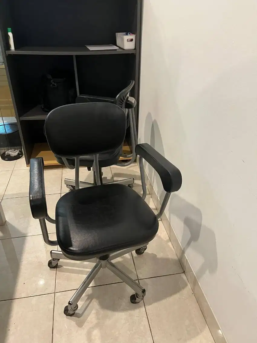 Kursi bekas kantor merk Chitose