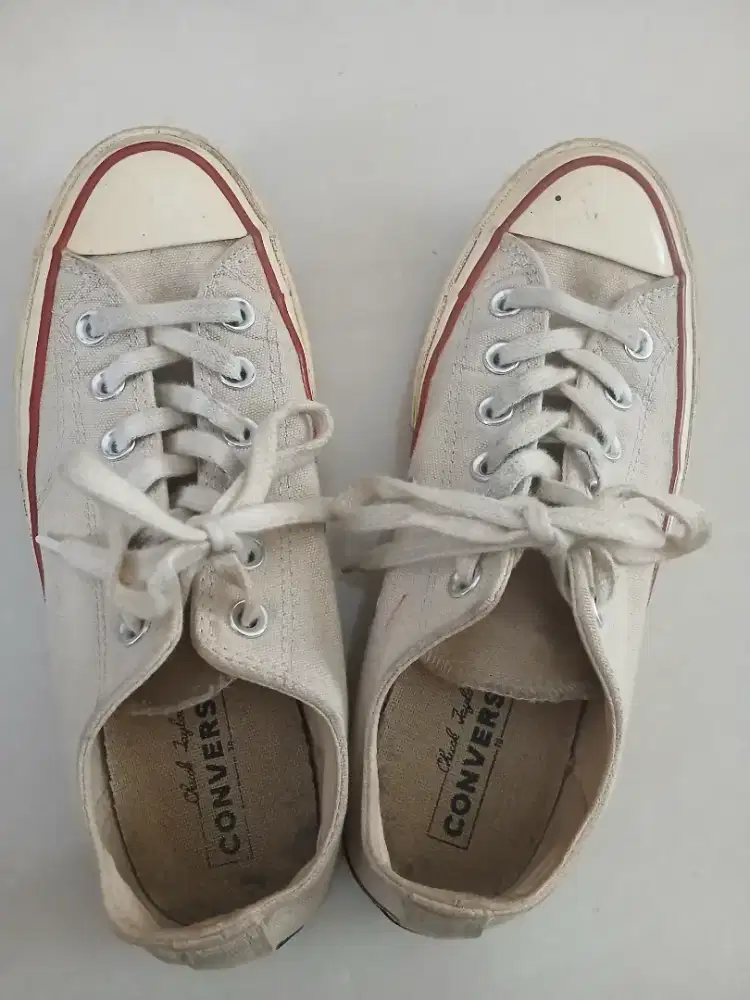 Sepatu sneakers merk Converse