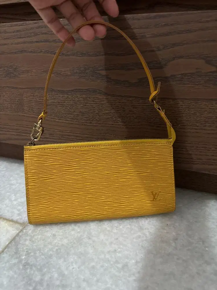 LV Pouchette epi