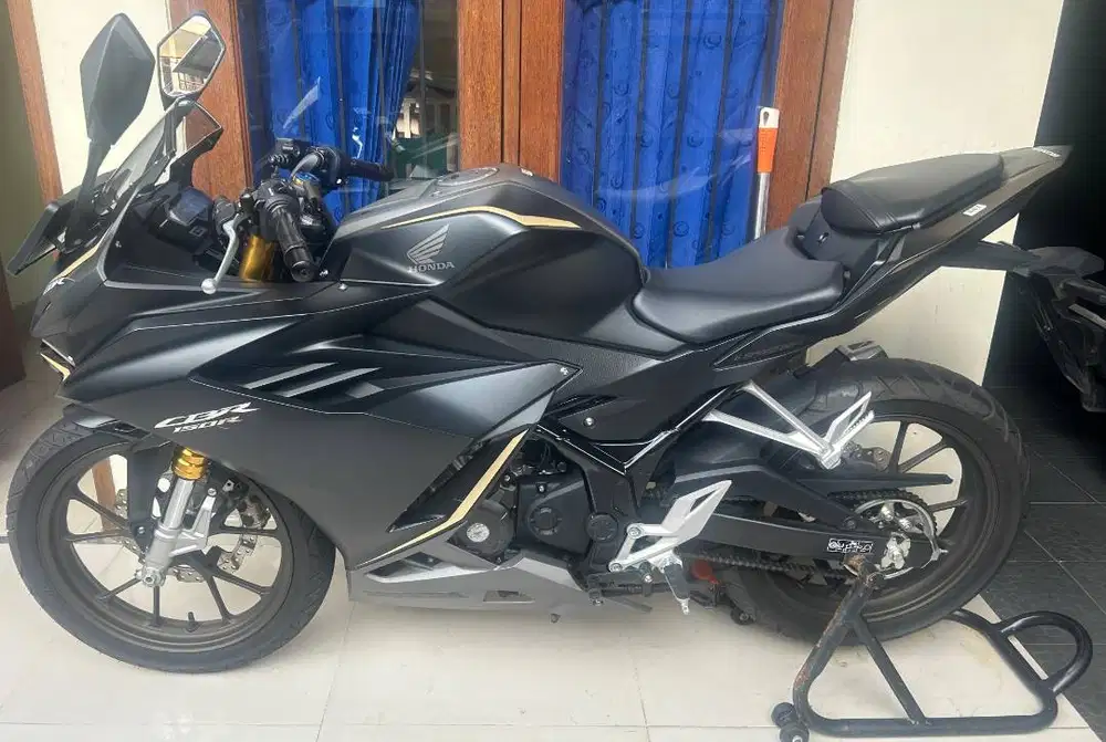 DIJUAL SEGERA Honda CBR 150 2024, KM 2.500, LIKE NEW, BEBAS INSIDEN