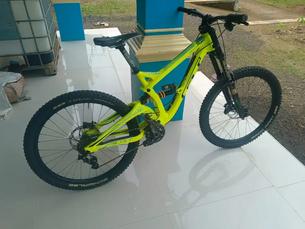 SEPEDA DOWNHILL GT FURY WORD CUP DH warna green like new