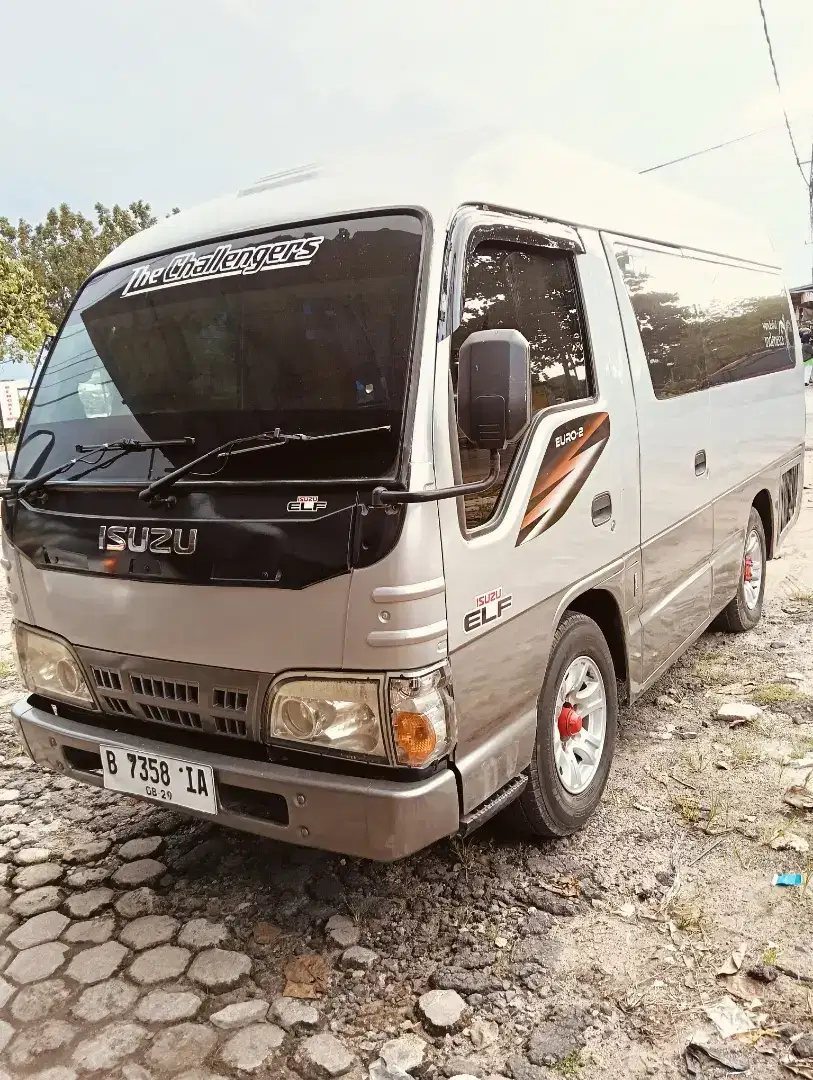 Minibus Isuzu elf tahun 2013