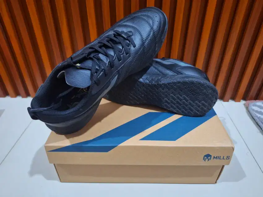 Sepatu futsal Mills