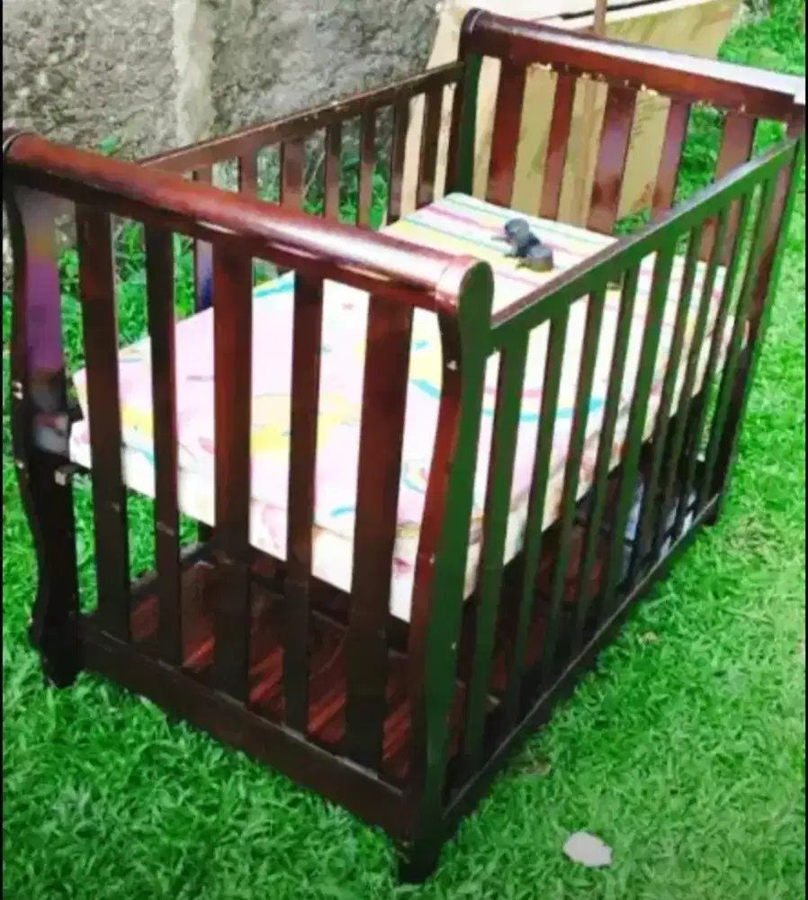 Tempat tidur bayi dari kayu solid kuat (Merek nya Hakari HK 066)