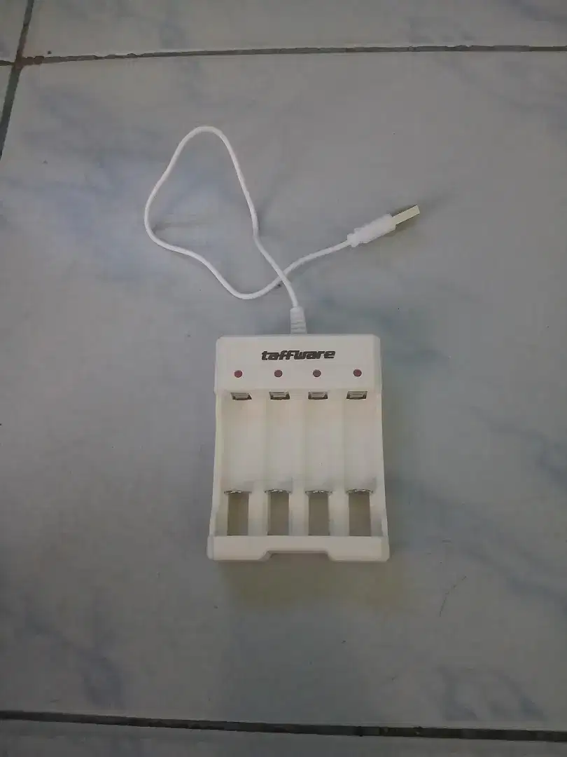 Dijual Cas 4 Slot Baterai A2/A3 Merek Taffware