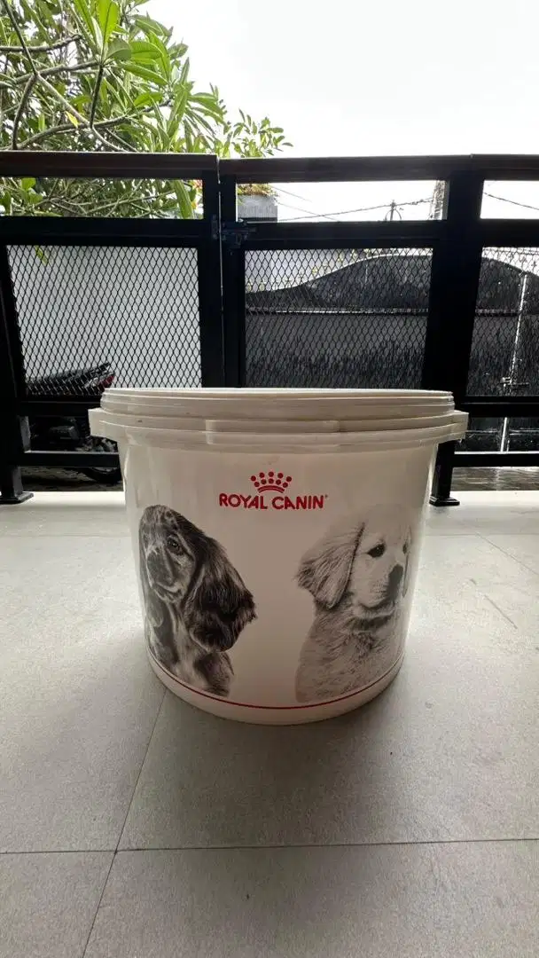 DIJUAL CONTAINER PAKAN HEWAN / ANJING / KUCING MERK ROYAL CANIN