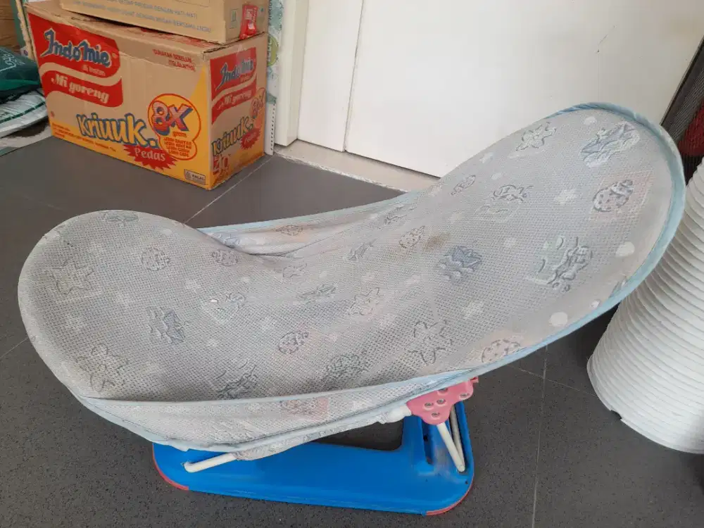 Tempat dudukan mandi bayi