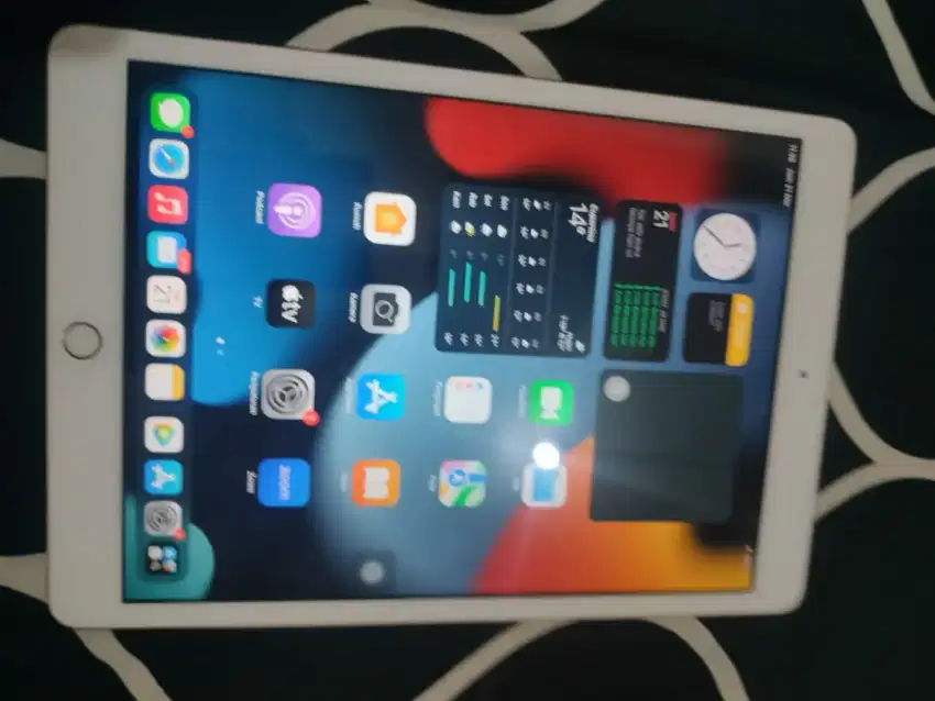 ipad 8 ex inter.  32 gb.  unit + charger ori..