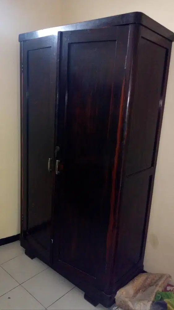 Lemari Pakaian Jati Kuno