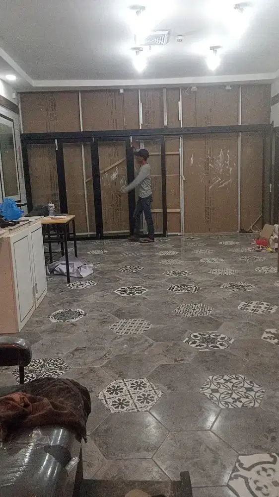 Pintu lipat sekat partisi kaca