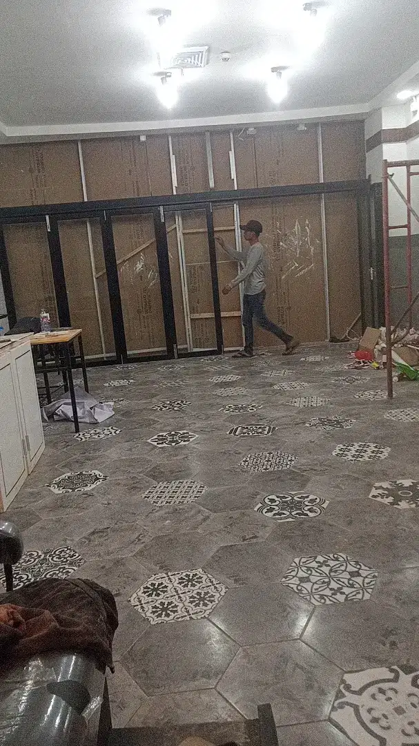 Pintu lipat sekat partisi kaca