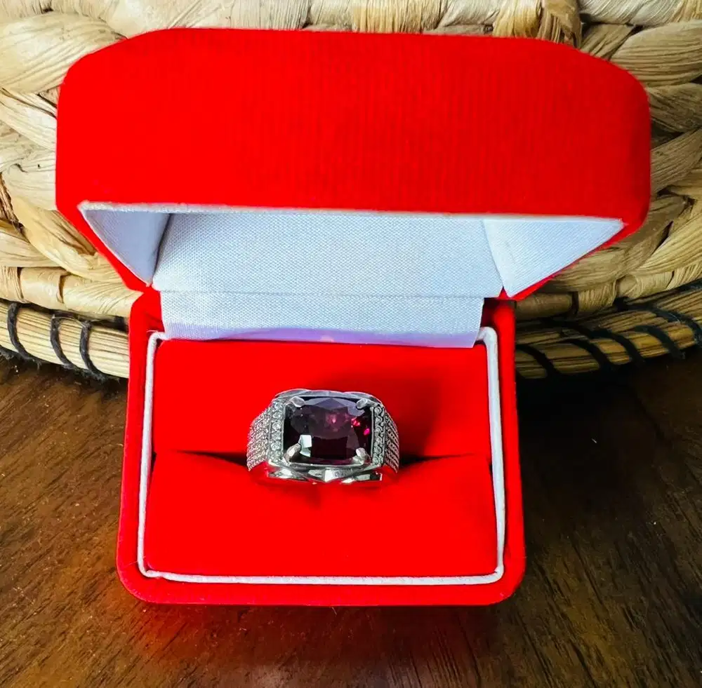 Batu Permata Natural Rhodolite Garnet 4,05 Crt