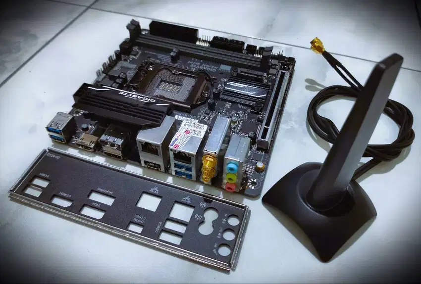 SMALL Business GIGABYTE H370N + Wave2 WIFI - GAMING ViBes Mini ITX