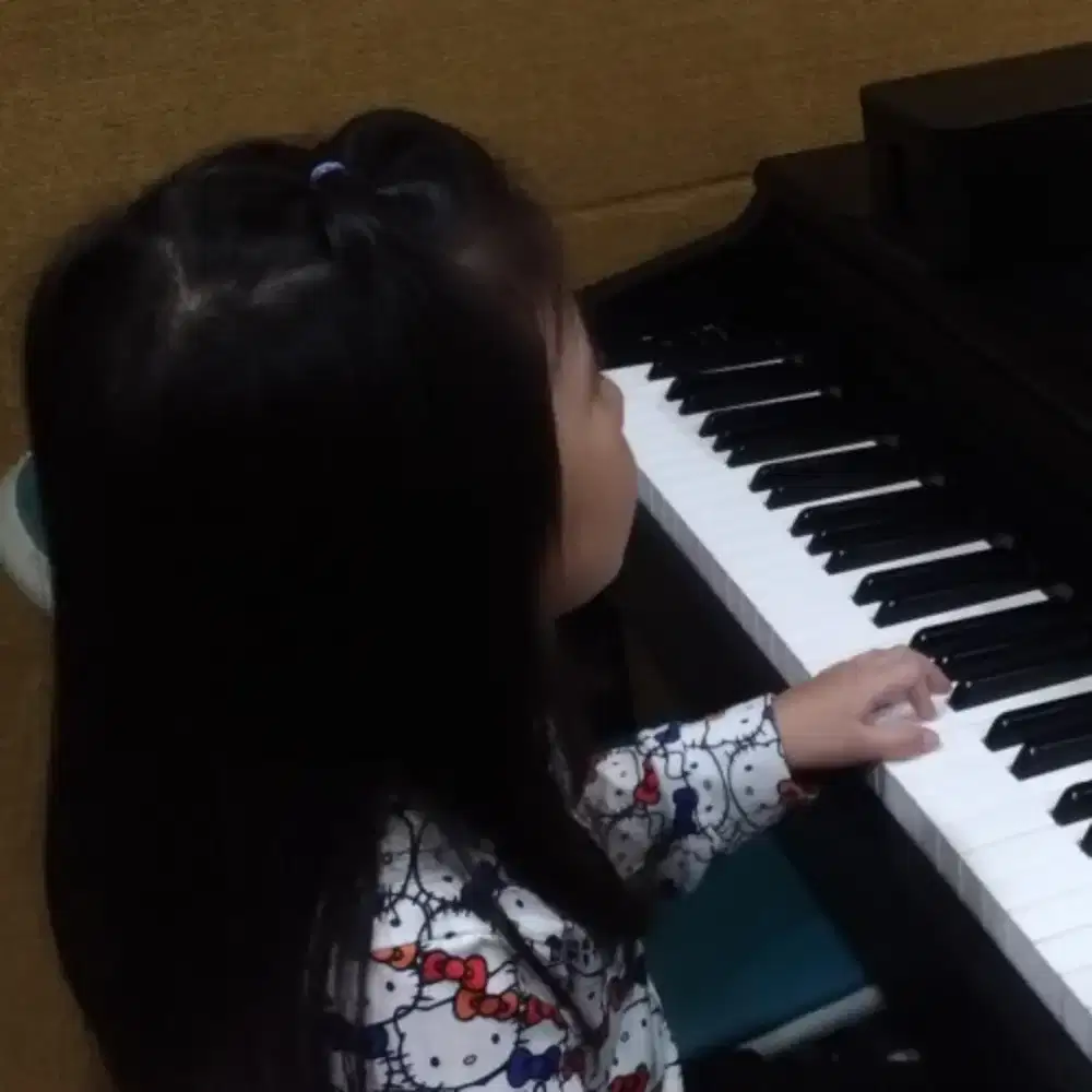 Les Piano/ keyboard/electone pengalaman .guru wanita